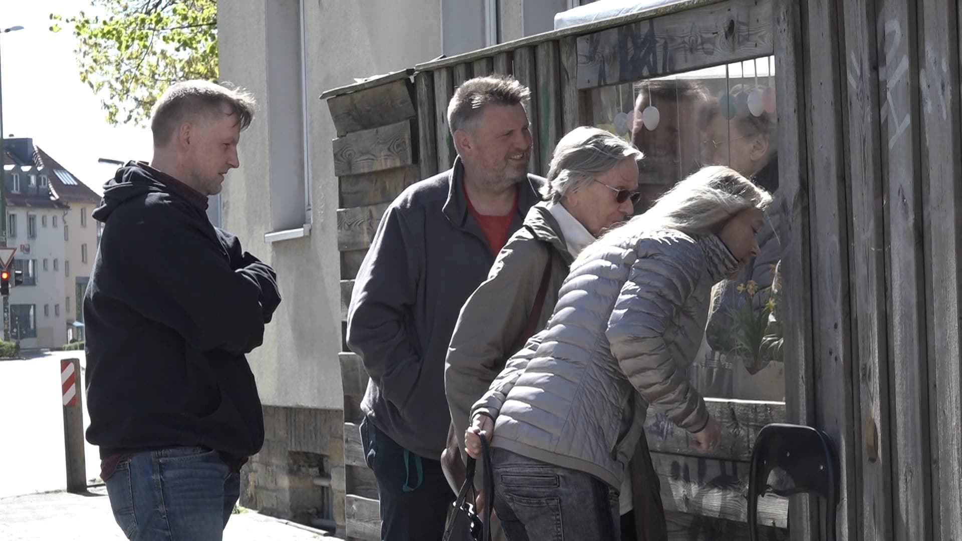 Senioren kämpfen mit den Tränen – Osnabrücker Seniorenheim am Ledenhof ermöglicht Besuche an Plexiglasfenster – Familienangehörige stehen an – Senioren kämpfen mit den Tränen und sind glücklich – „eine tolle Idee“ sind sich alle einig Nach sechs Wochen können sich Angehörige das erste Mal sehen