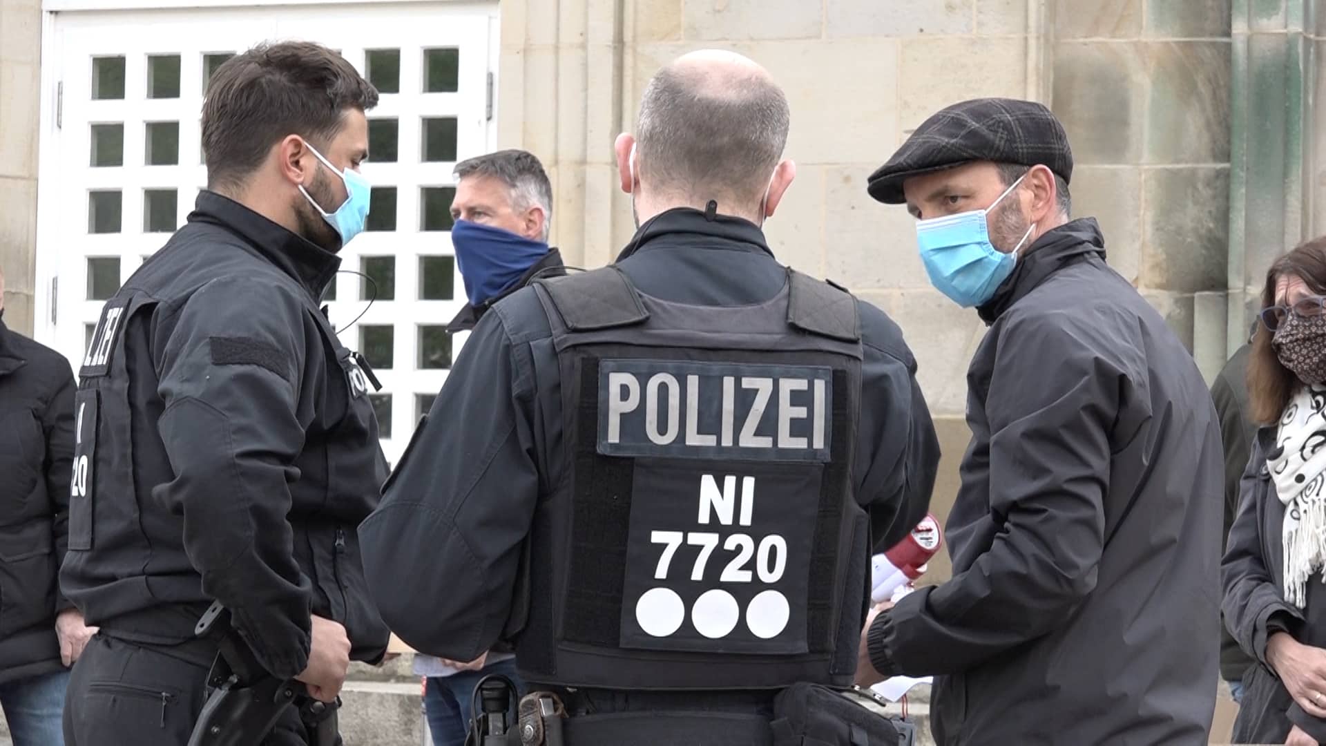 Osnabrück führt die Maskenpflicht schon am Samstag ein – Ordnungsamt macht Kontrollen auf dem Markt in Osnabrück – die meisten Menschen halten sich dran und finden es gut – angemeldete Demo gegen die Beschränkungen in der Corona Pandemie – Polizei ermahnt versammelte den Abstand einzuhalten und Mundschutz zu tragen – Bürger einsichtig aber auch verärgert über keine einheitlichen Regelungen