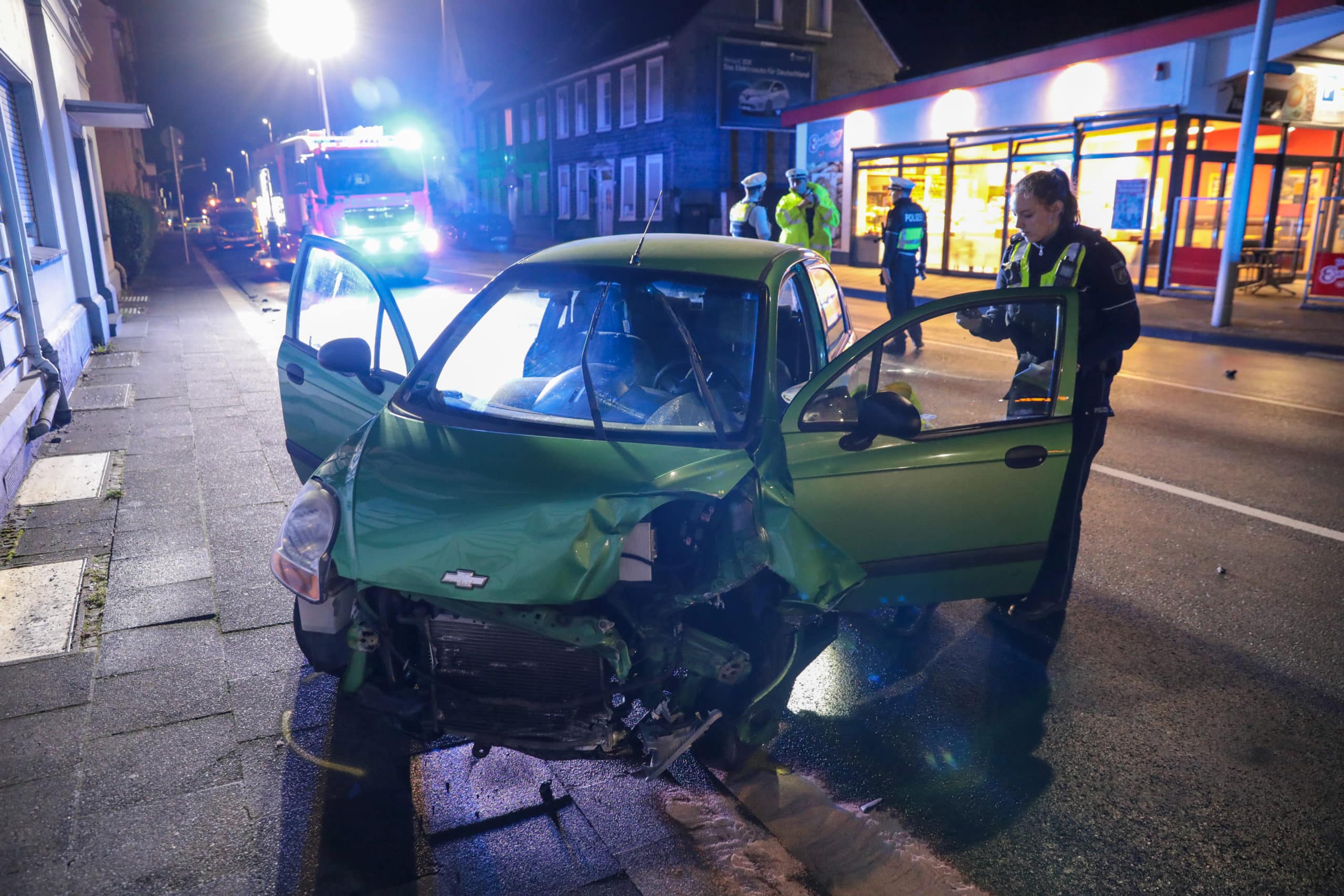 Schwerer Unfall in Solingen (NRW) – Ohne Führerschein, aber unter Einfluss von Alkohol- und Betäubungsmitteln – 26-jähriger rast mit deutlich überhöhter Geschwindigkeit durch die Stadt