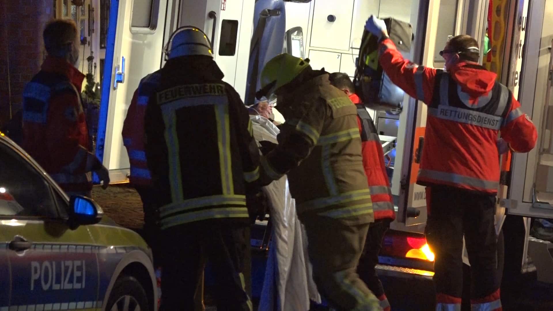 Horrorszenario in der Silvesternacht: Selbstgebauter Böller fliegt im Kinderzimmer in die Luft – 21-Jähriger schwerst verletzt – Zwei weitere junge Männer tragen ebenfalls Verletzungen davon