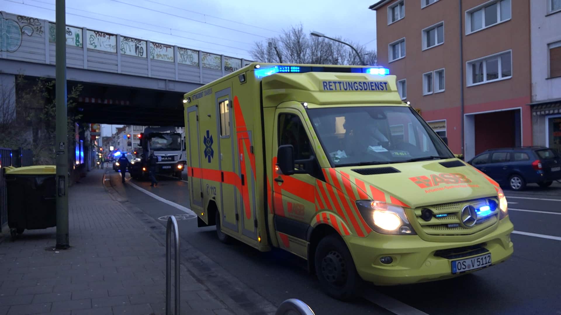 Ausgefahrener Kran an Lastwagen knallt gegen Bahnbrücke