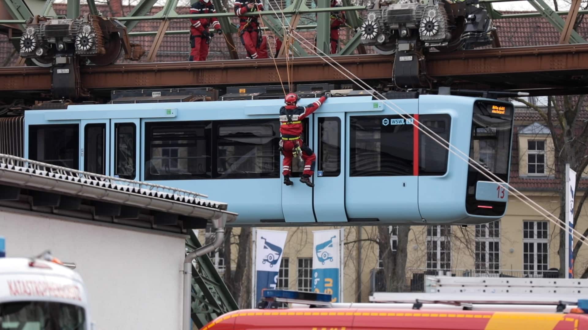 Feuerwehr übt Personenevakuierung aus Schwebebahn