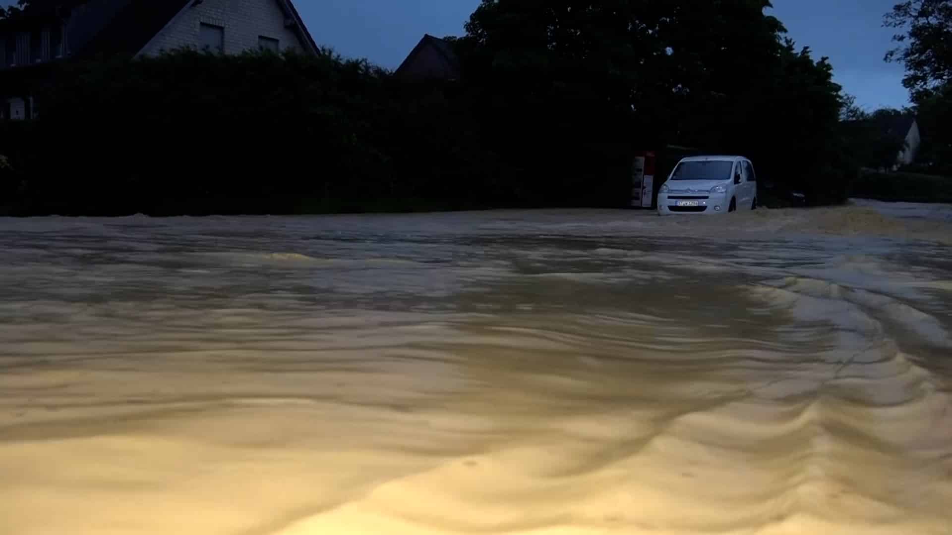 Ortschaft steht teilweise unter Wasser
