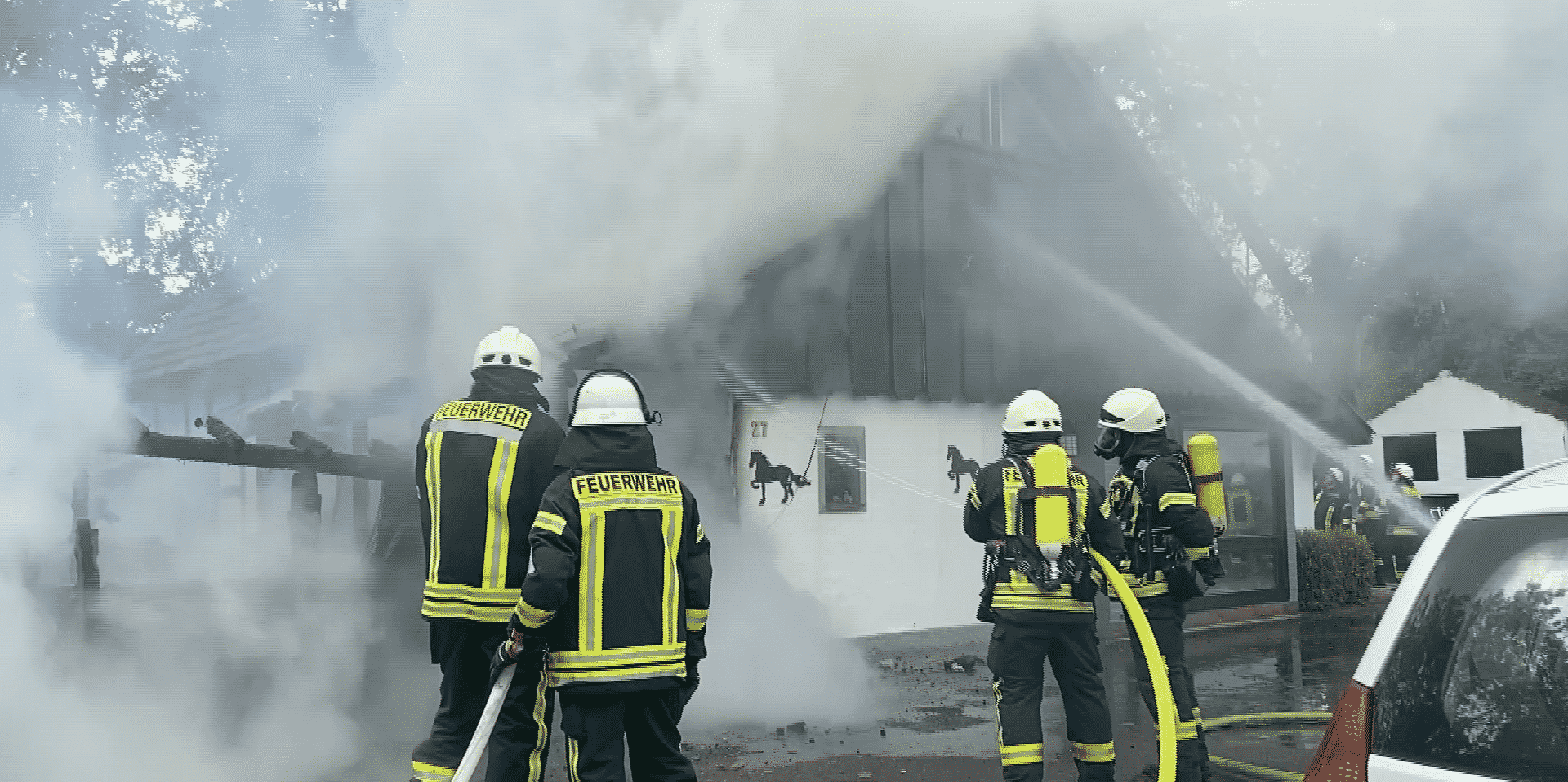 Altes Fachwerkhaus mit Scheune in Brand