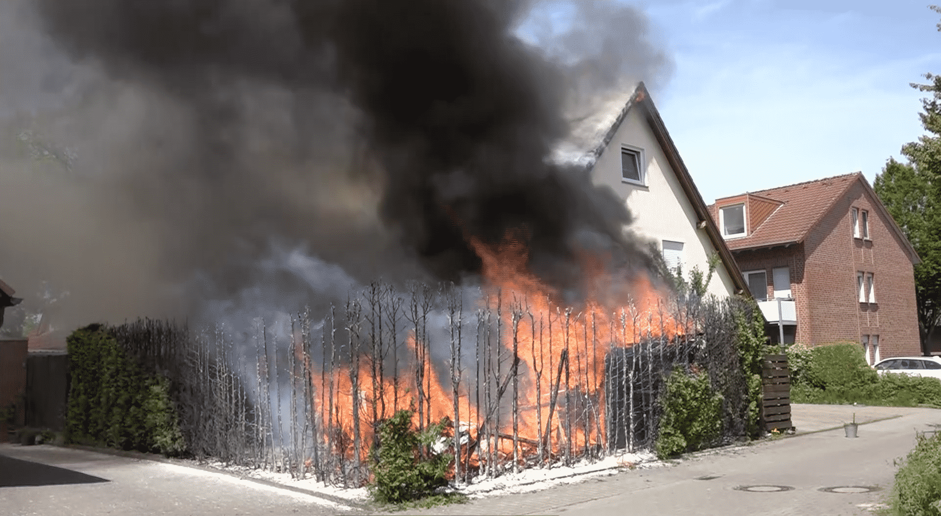 Meterhohe Flammen: Heckenbrand greift auf Wohnhaus über