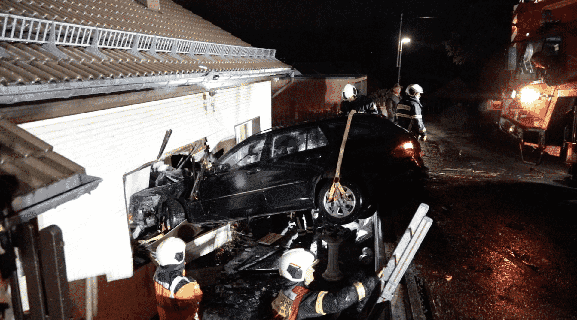 Mercedes kracht ins Wohnzimmer