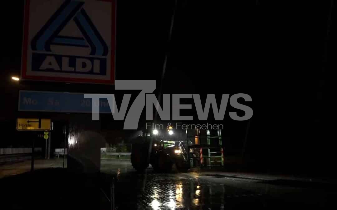 Bauern aus dem Emsland hängen über 30 Strohpupen vor ALDI Märkten auf