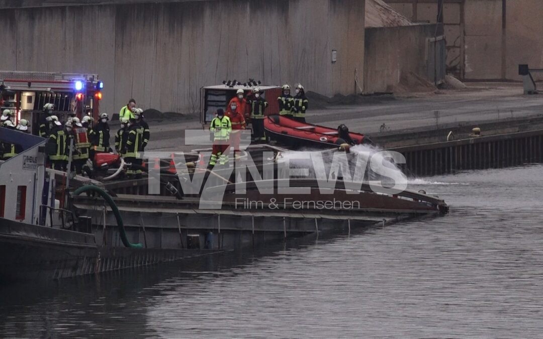 Polnisches Binnenschiff droht zu sinken
