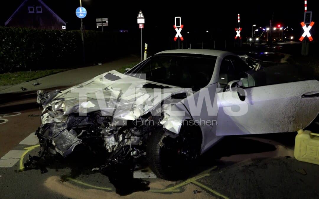 Alkoholisierter Autofahrer kollidiert mit Zug und flüchtet