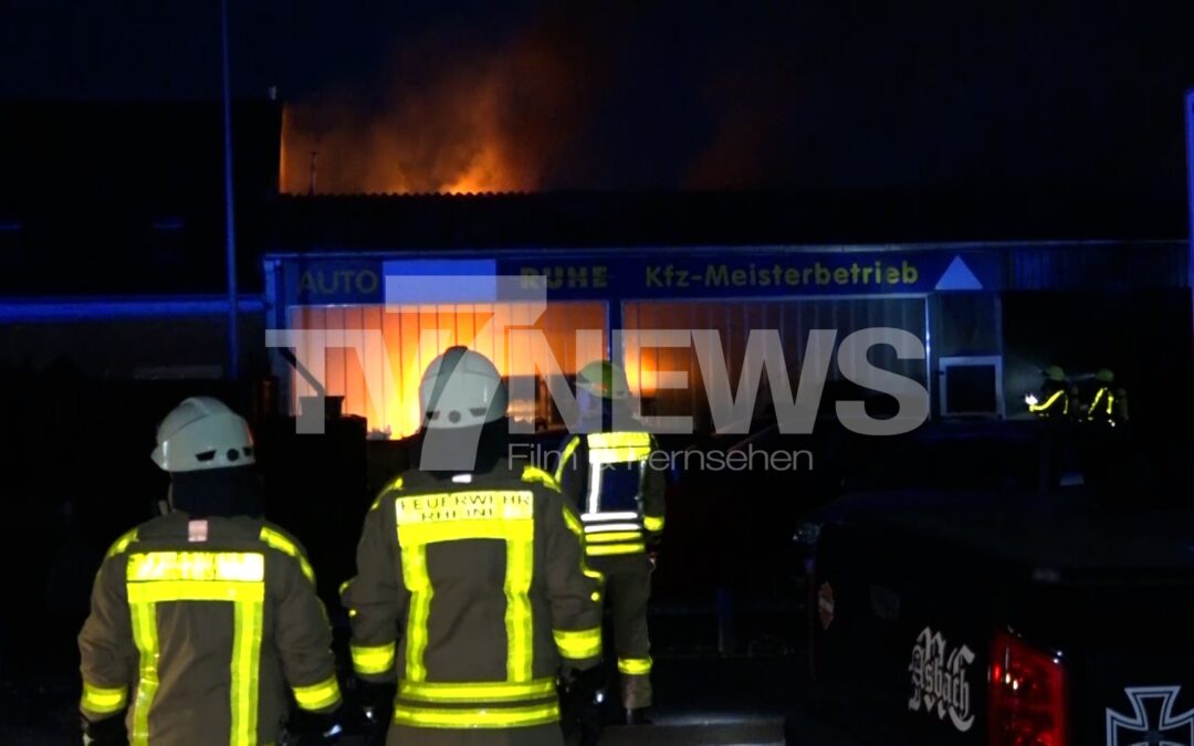 Feuerinferno in Werkstatthalle