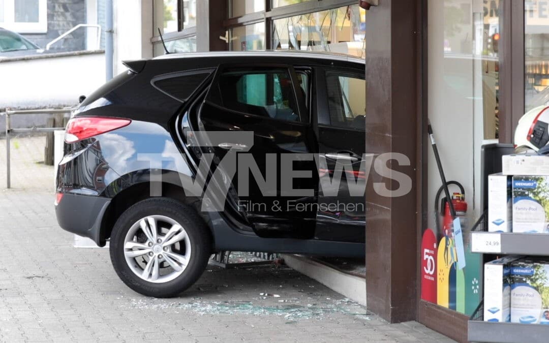 Nach rasantem Einparkmanöver: Renter steht mit SUV in Drogeriemarkt