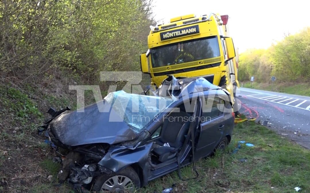 Kleinwagen kracht frontal in Lastwagen: Fahrer und Beifahrer tot!