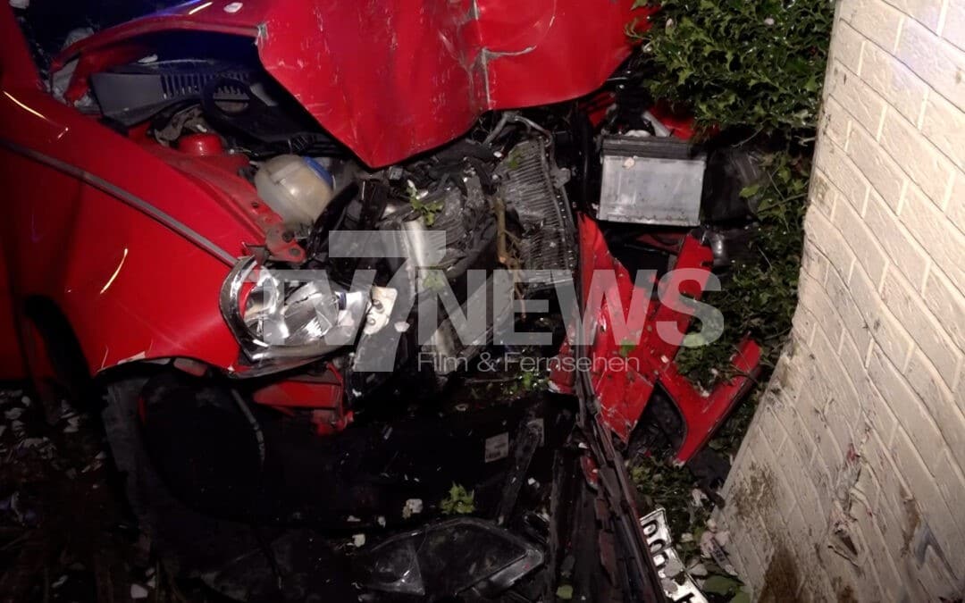 Autofahrer kracht in Hauswand