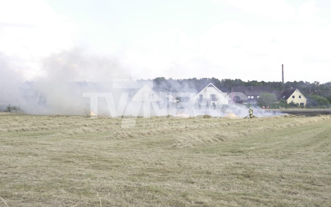 Ballenpresse gerät in Vollbrand – Durch Wind und Trockenheit schnelle Ausbreitung auf das umliegende Feld – 5000m2 landwirtschaftliche Nutzfläche brennen ab – Feuerwehren kämpfen mit Feuerpatschen und drei Strahlrohren gegen die Flammen